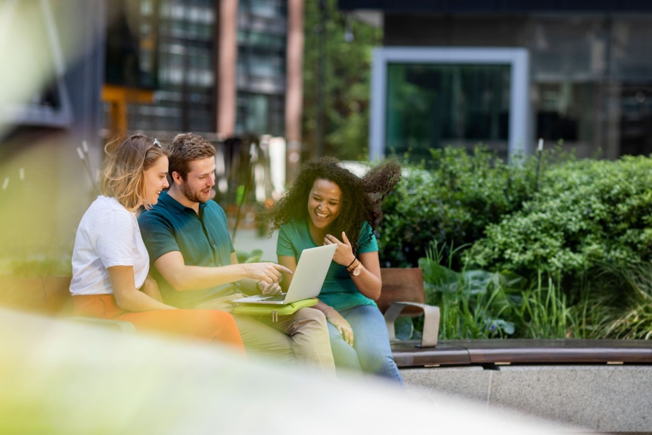 Tus empleados y visitantes merecen una red rápida, estable y fácil